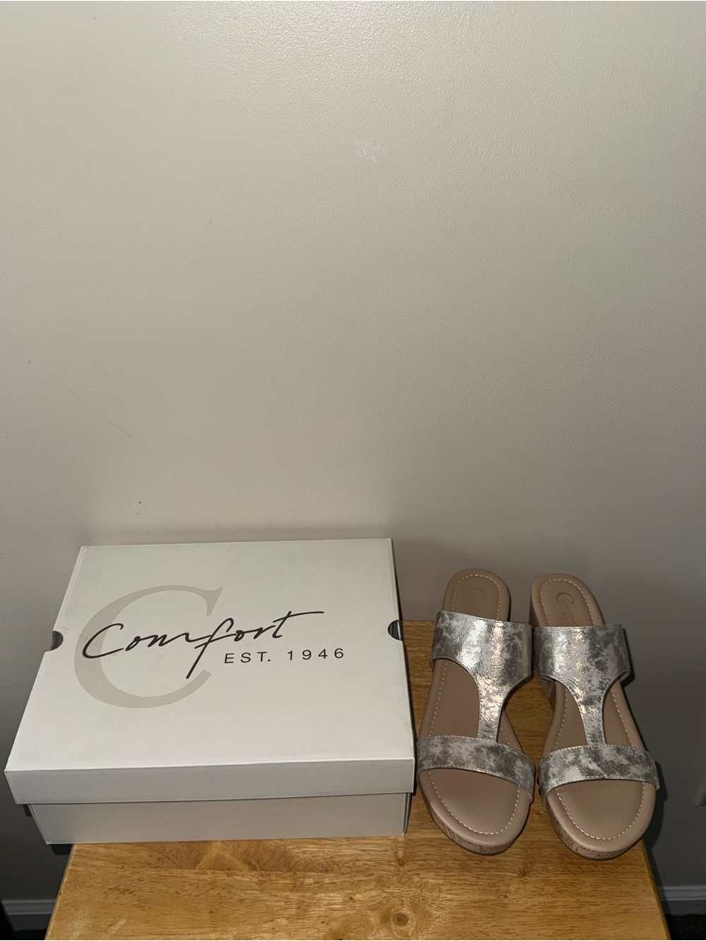 Gold metallic leather wedge sandals #glamour #summer #heels. Size 10